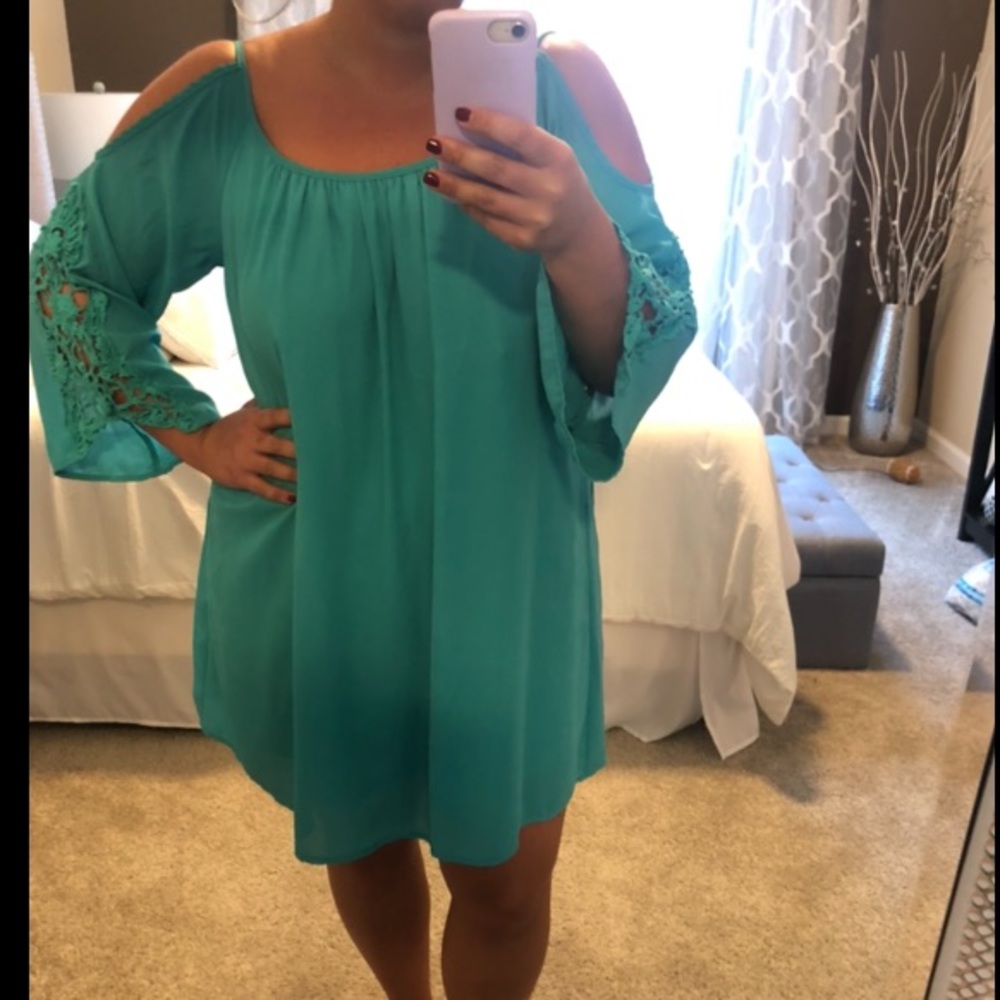 Adorable & flattering Teal Dress
